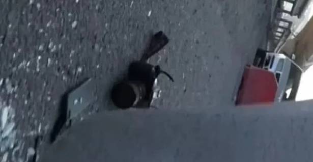 Câmera caída no chão enquanto jornalistas sofriam ataque