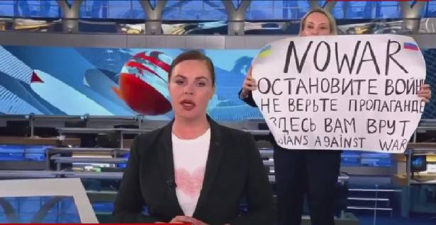 Jornalista protesta ao vivo em canal estatal russo