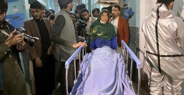 Afegãos carregam corpo de vítima de ataque