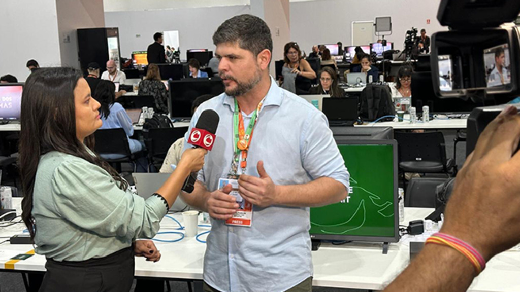 Crítica pesada de um lado, tom muito festivo do outro