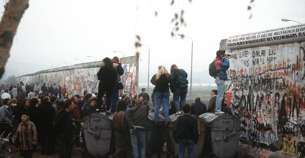 Multidão de cidadãos da Alemanha Ocidental se reúne na abertura recém-criada do Muro de Berlim