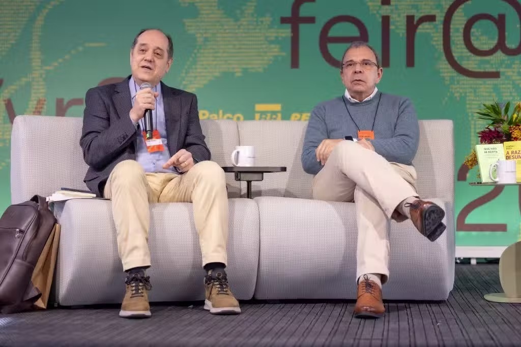 Bucci e Fico sugerem reformulação do artigo 142 e mudança na formação dos jovens militares, na Feira do Livro em SP Bucci e Fico sugerem reformulação do artigo 142 e mudança na formação dos jovens militares, na Feira do Livro em SP