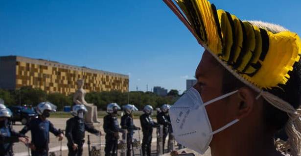 Indígena protesta contra o marco temporal e o PL 490 em Brasília