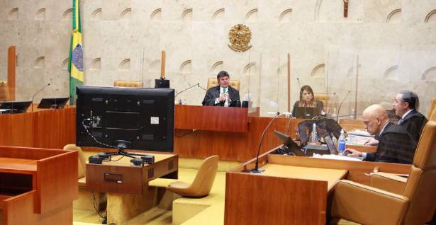 Ministros durante sessão plenária do STF