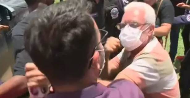 Antonio Charbel, secretário de Obras de Itamaraty, puxou os microfones e rasgou a espuma do equipamento da TV Bahia e agrediu a equipe de jornalistas